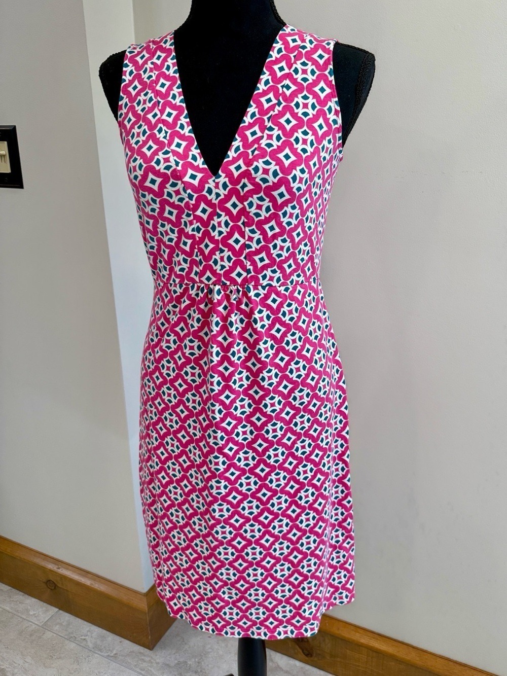 Boden Eden Pink & Green
Geometric Print Sleeveless Jersey Knit Dress Size 2 - Picture 2 of 5